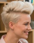Corte pixie loiro platinado ousado