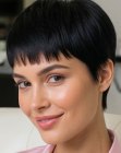 Corte pixie com franja curta