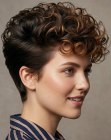Cabelo curto jovial com cachos