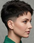 Cabelo feminino bem curto e espetado