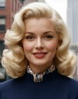 Cabelo loiro e ondulado dos anos 1950