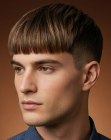 Corte masculino com as laterais curtas e franja reta
