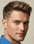 Corte de cabelo masculino com laterais curtas e volume no topo