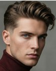 Cabelo masculino com laterais curtas e altura no topo