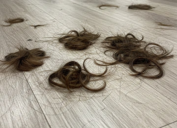 Cabelo espalhado no chão do salão