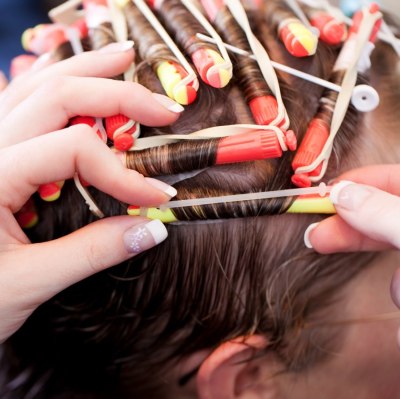 Cabelo com rolos de permanente