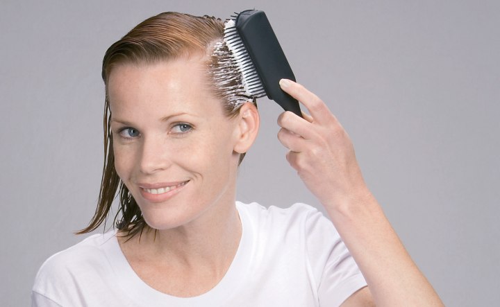 Distribute hair mousse with a brush