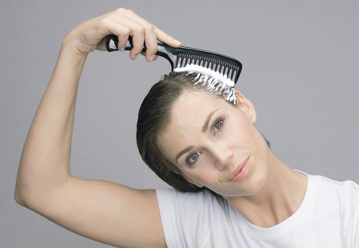 Spray mousse to smooth the hair