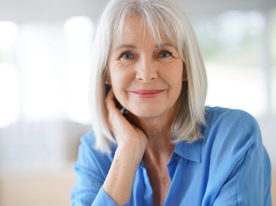 Tips for silver or grey haired ladies and how to look trendy and
