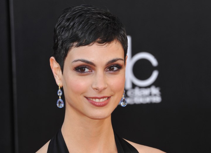 Morena Baccarin's long neck and short hair combination