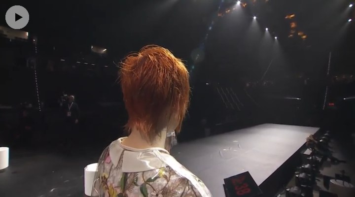 Cutting hair short on stage